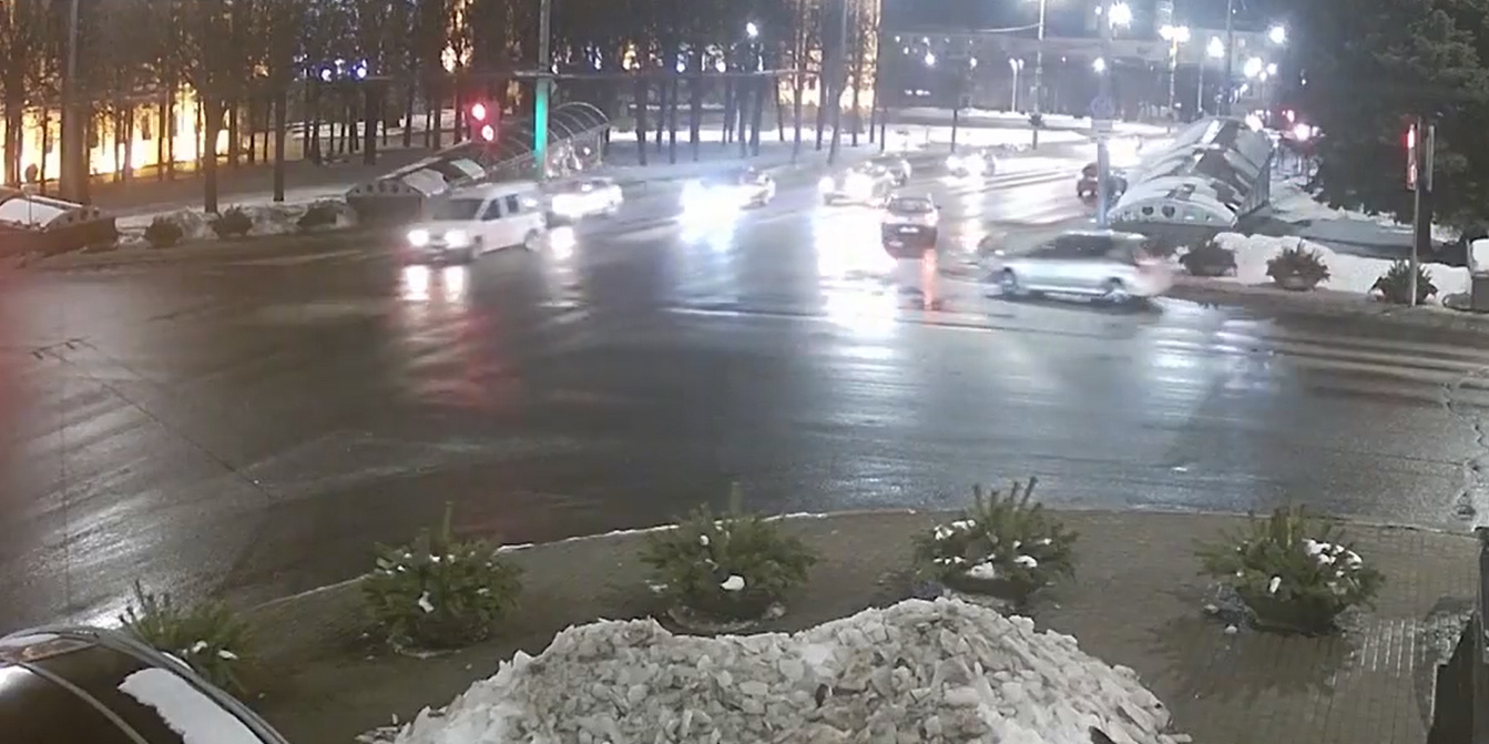 В центре Могилева водитель Peugeot совершил ДТП и скрылся с места аварии