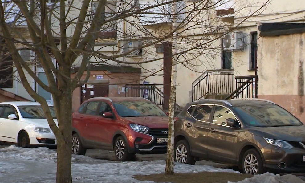 Авто на зеленой зоне: как решают проблему парковок в спальных районах Могилева
