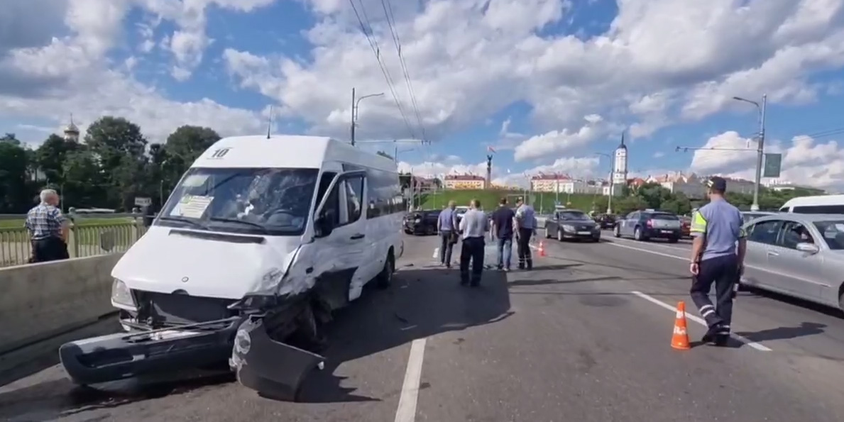 В Могилеве автомобиль BMW на большой скорости врезался в маршрутку: два человека пострадали