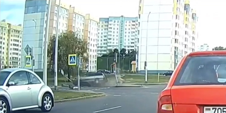 В Могилеве нетрезвый водитель на Opel снес светофор и дорожный знак