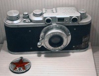 Фотоаппарат-«лейка» и медаль М. Романова