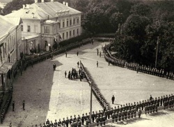 Император Николай II на смотре Собственного Его Величества Конвоя в Ставке Верховного Главнокомандуэщего