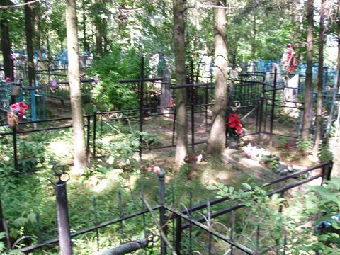 Вплотную расположенные индивидуальные могилы (Ново-Пашковское кладбище)