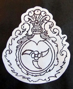 Герб «Роля»: белая роза, к которой тупыми концами прислонены три сашни, повернутые лезвием к стенкам щита