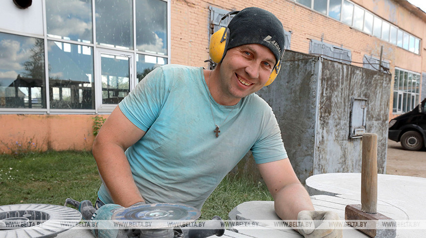 «Явление иконы»: Александр Миньков из Могилева создает скульптуру ко Дню письменности в Белыничах