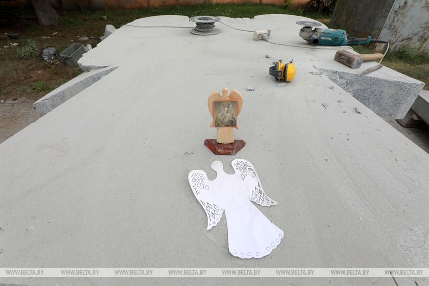 «Явление иконы»: Александр Миньков из Могилева создает скульптуру ко Дню письменности в Белыничах