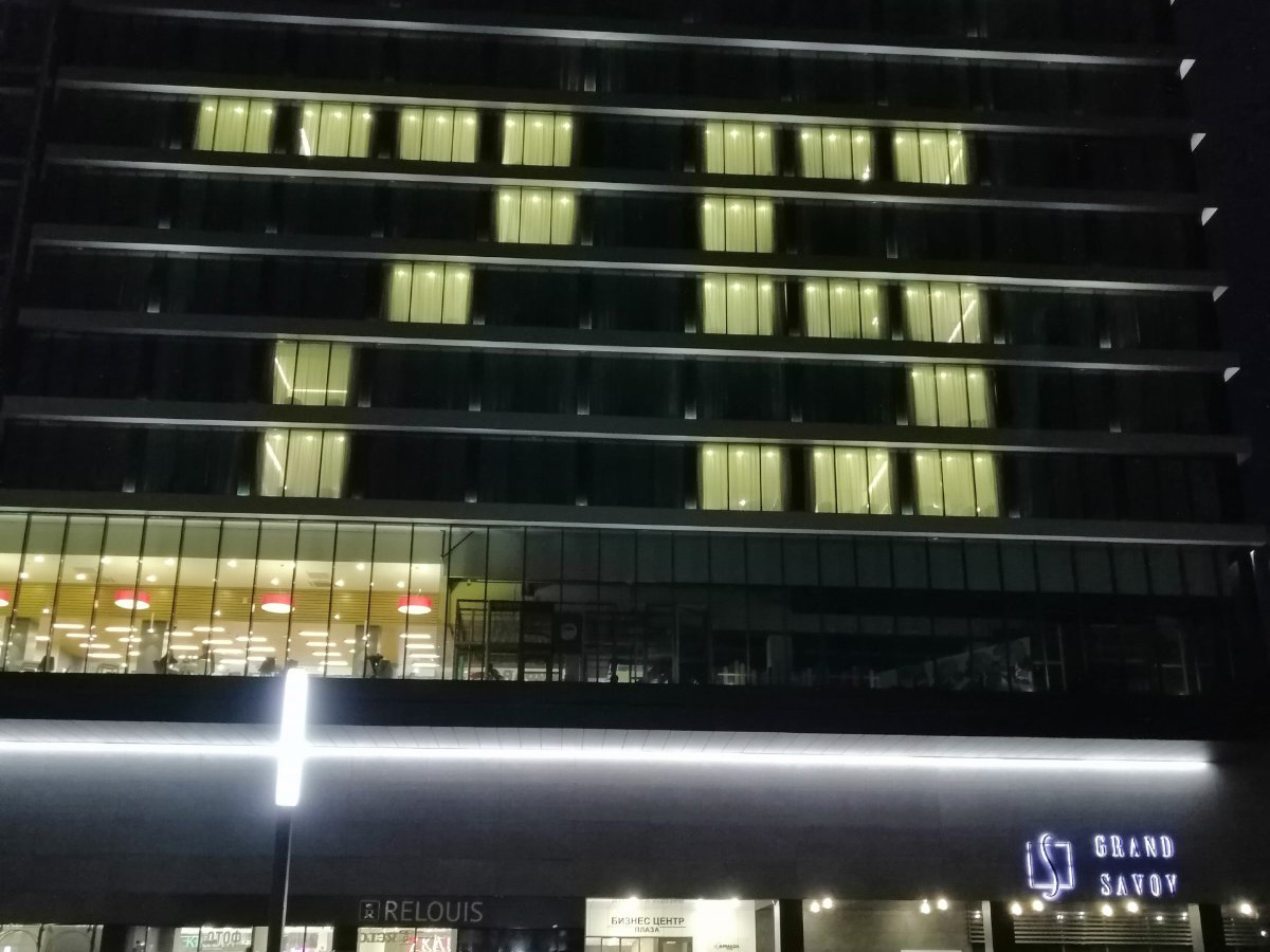 Цифра «75» горит в вечернее время на фасаде здания ТЦ «Атриум» в Могилеве