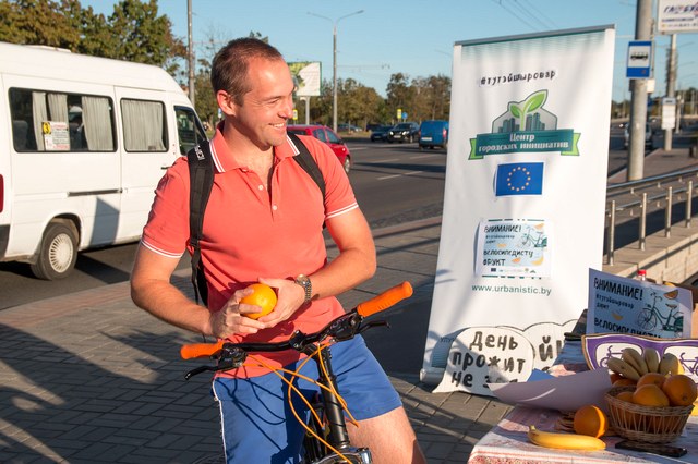  Фрукты для велосипедистов: в Могилёве прошла акция «На работу на велосипеде»