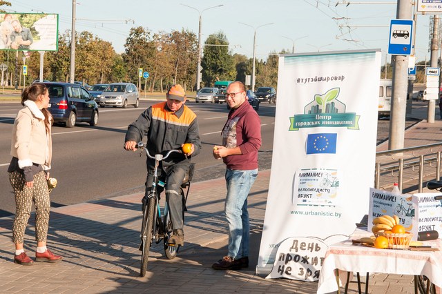  Фрукты для велосипедистов: в Могилёве прошла акция «На работу на велосипеде»