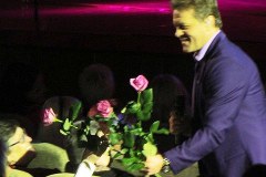 Поп-певец Сергей Любавин дарил могилевчанкам цветы