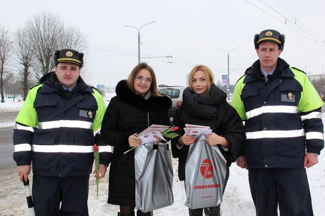 «Не штраф, а тюльпанчик»: в Могилёве сотрудники ГАИ поздравили автоледи  