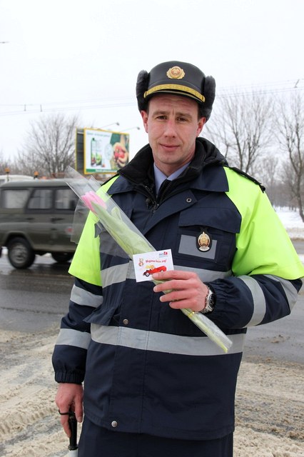 «Не штраф, а тюльпанчик»: в Могилёве сотрудники ГАИ поздравили автоледи  