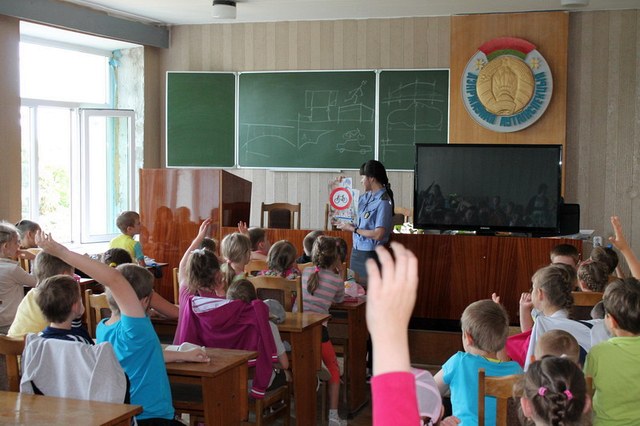 Сотрудники Госавтоинспекции в Могилёве проводят по управлению экскурсии для детей
