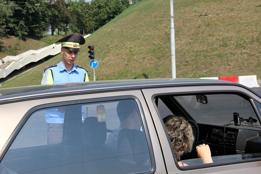  Могилёвские водители получили от ГАИ охлаждающие мороженое и минералку