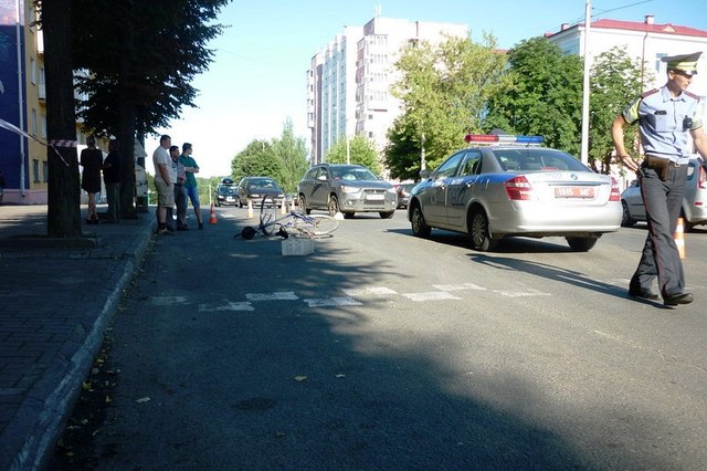 Пьяный водитель «Вольво» врезался с дорожное ограждение: пострадали 2 человека