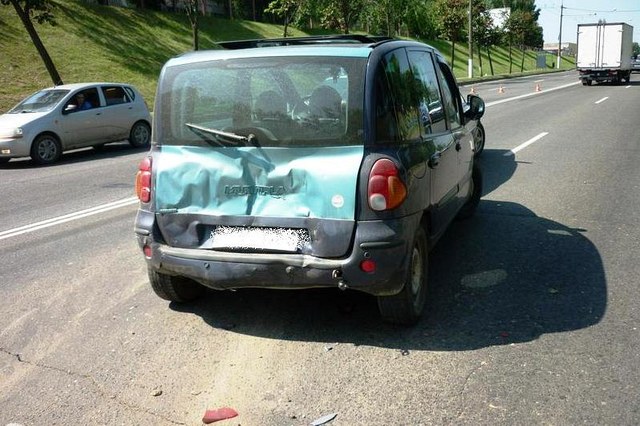 Пьяный водитель «Вольво» врезался с дорожное ограждение: пострадали 2 человека