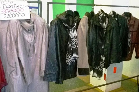 Более сотни курток изъяли на распродаже в Могилёве