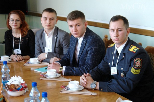 Мэр Могилёва «сверил часы» с лучшими студентами города