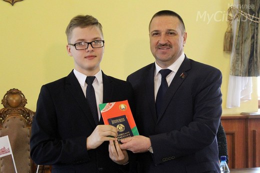  «Мы граждане Беларуси!»: юные могилевчане впервые получили паспорта 