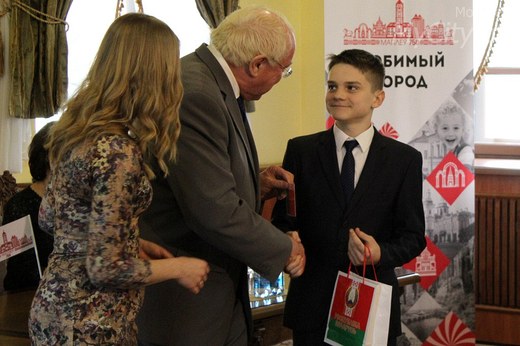  «Мы граждане Беларуси!»: юные могилевчане впервые получили паспорта 