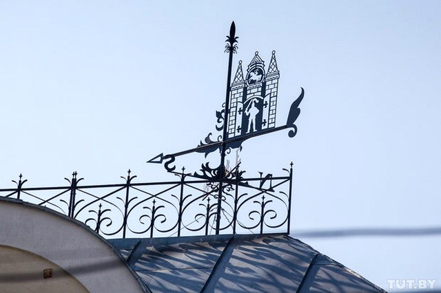 Флюгер с гербом Могилёва появился на крыше здания Главпочтамта