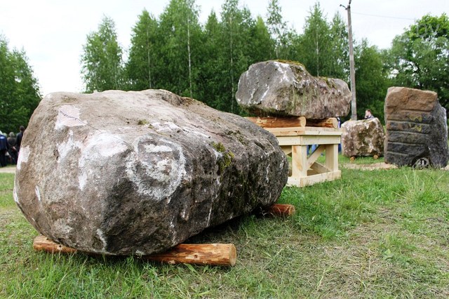 В Могилёве скульпторы из 5 стран превращают валуны в «Каменную сказку» 
