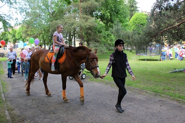 Аттракционы, катание на лошадях и бесплатное мороженое: День работников лёгкой промышленности в Могилёве 