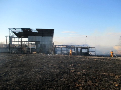 Два неэксплуатируемых здания загорелись в Могилёве от горящей травы 