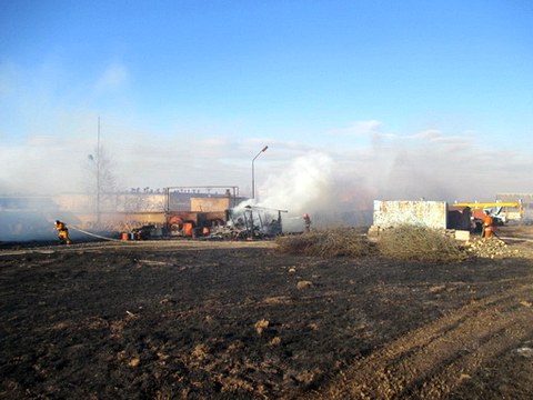 Два неэксплуатируемых здания загорелись в Могилёве от горящей травы 
