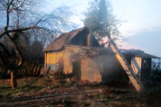 В Могилёве на улице Полтавской загорелся жилой дом, а затем сарай
