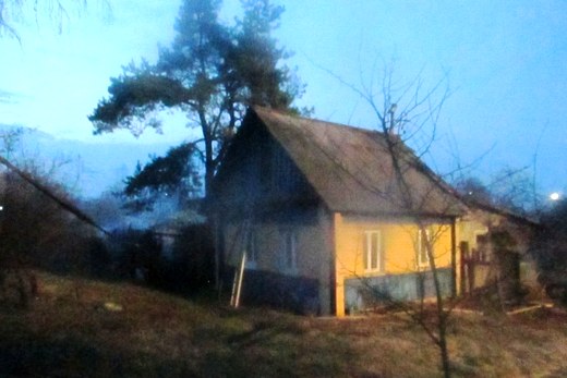 В Могилёве на улице Полтавской загорелся жилой дом, а затем сарай
