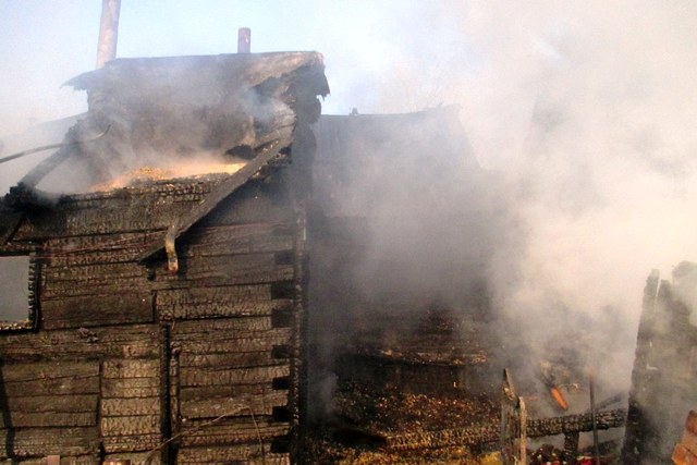 На улице Доватора в Могилёве загорелась баня. Огонь перебросился на соседний участок 
