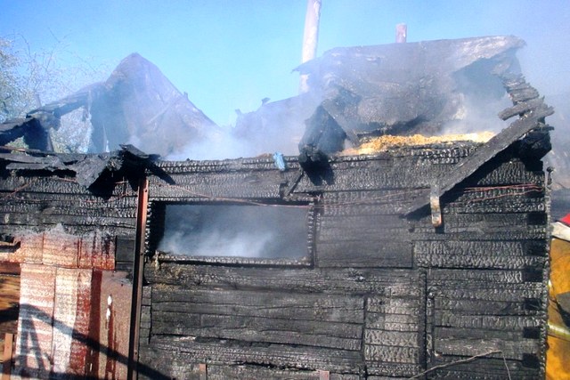 На улице Доватора в Могилёве загорелась баня. Огонь перебросился на соседний участок 