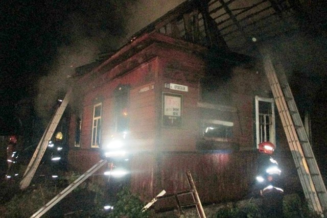 Нежилой дом загорелся ночью на улице Кирова. Погиб мужчина 