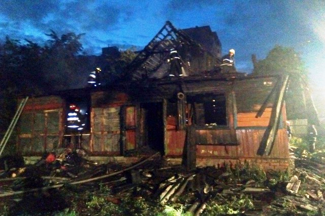  Нежилой дом загорелся ночью на улице Кирова. Погиб мужчина 