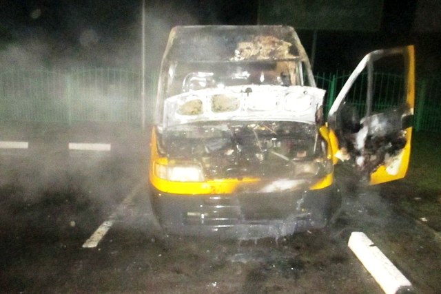 В Могилёве на стоянке загорелся микроавтобус с водителем внутри