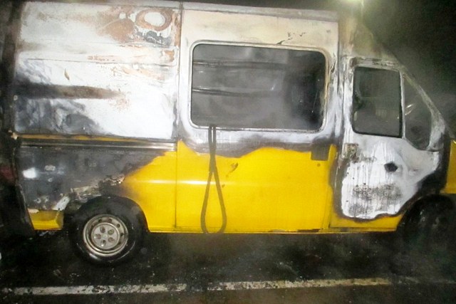 В Могилёве на стоянке загорелся микроавтобус с водителем внутри