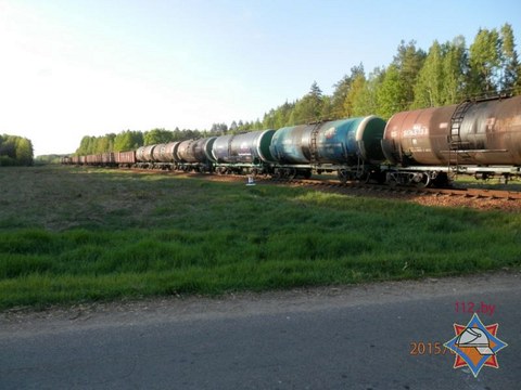 «Опель» столкнулся с грузовым поездом «Унеча-Кричев»: три человека погибли 