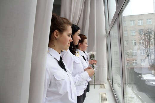 Более 100 курсантов Могилёвского института МВД приняли участие в тематическом флешмобе к Международному женскому дню
