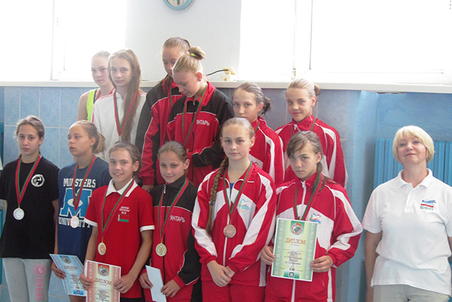 Учащиеся спортивных школ Беларуси соревновались в Могилёве в плавании