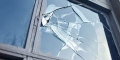 Пьяный могилевчанин, не дозвавшись знакомую, разбил стеклянной банкой окно в здании