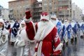 К шествию Дедов Морозов в Могилёве присоединились около тысячи участников