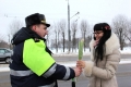 «Не штраф, а тюльпанчик»: в Могилёве сотрудники ГАИ поздравили автоледи 