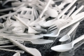 Одноразовые вилки, ножи, ложки: МАРТ дополнил список запрещаемой в общепите пластиковой посуды