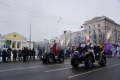По главной улице с оркестром: по Первомайской в Могилёве прошло шествие Дедов Морозов