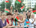 Театрализованный митинг с показательными полётами и прыжками парашютистов: Могилёв отмечает День Независимости 
