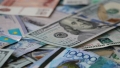 Белорусы продолжают больше продавать валюту, чем покупать