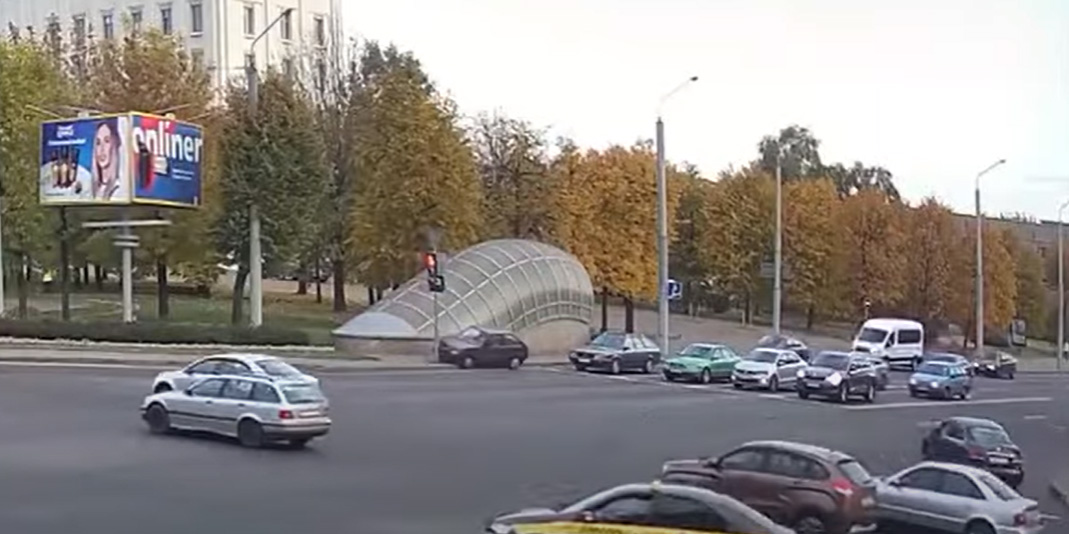 В Могилеве автомобиль врезался в светофор