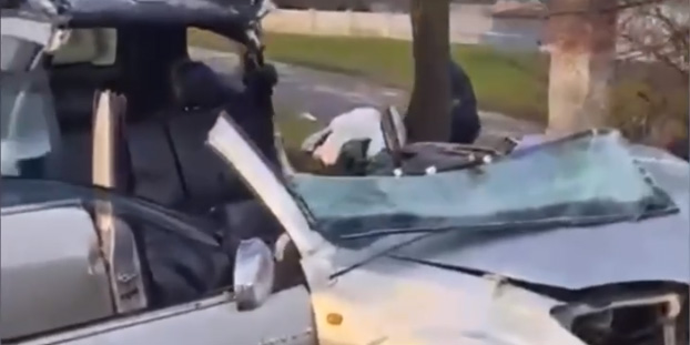 В Могилеве автомобиль врезался в световую опору и придорожное дерево &mdash; водитель погиб