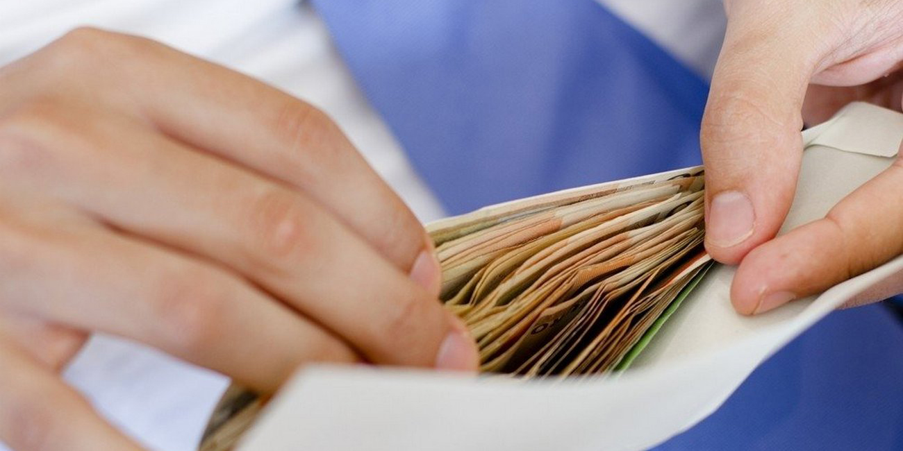 Директор могилевской оптовой организации получал зарплату «в конвертах» под видом выплат на хозяйственные нужды и командировочные расходы